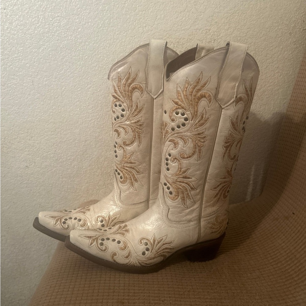 Circle G White and Tan Embroidered Cowboy Boots